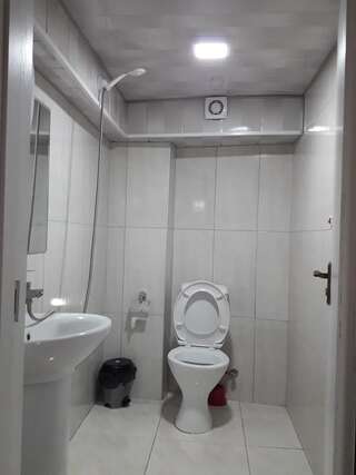 Отель Hotel Beni Тбилиси Трехместный номер с основными удобствами-2