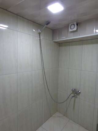 Отель Hotel Beni Тбилиси Двухместный номер с 1 кроватью и общей ванной комнатой-2