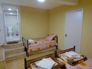 Отель Hotel Beni Тбилиси Трехместный номер с основными удобствами-9