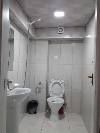 Отель Hotel Beni Тбилиси Трехместный номер с основными удобствами-10